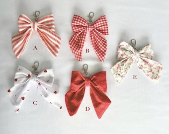 Handgemaakte sleutelhanger valentijnsstrik | Cottagecore stoffen strik | Lief Valentijnsdagcadeau | Tasbedel voor draagtas of rugzak