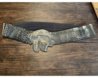 Cinturón elástico con estampado de escamas de pez betta en tono plateado vintage, estilo discoteca y sirena glamurosa.
