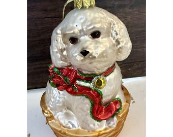 Adorno de vidrio soplado AMC: Cachorro maltés, bichón y cockapoo blanco con cesta de cinta IOB