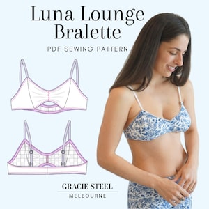 Puede incluir: La imagen muestra a una mujer con un bralette floral azul y una parte inferior a juego. El texto "Luna Lounge Bralette PDF Sewing Pattern" se muestra en la parte superior. También se muestra un dibujo lineal del bralette. El nombre y la ubicación del diseñador están en la parte inferior.