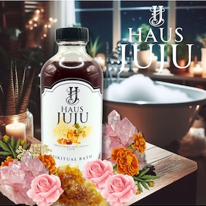 Puede incluir: Una botella de baño espiritual Haus Juju con tapa negra y líquido oscuro. La etiqueta muestra el nombre de la marca y un diseño con naranjas y miel. La botella está rodeada de rosas rosas, cristales y flores naranjas.