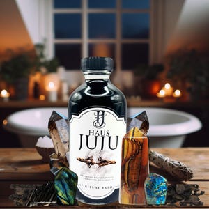 Puede incluir: Una botella de vidrio oscuro con tapa negra, etiquetada "HAUS JUJU SPIRITUAL BATH", está rodeada de cristales, un manojo de salvia y trozos de madera. El fondo presenta una escena borrosa de baño con una bañera y velas.
