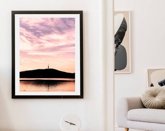 Black Mountain Sunset Blush - fotografieprint - kunst aan de muur foto - Canberra, Australië ACT - Lake Burley Griffin - pastelzon • Telstra Tower