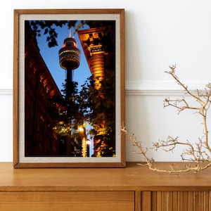 Sydney Tower Auge im Herbst - Fine Photography Print - Wall Art Photo - Martin Place, Sydney Australia - Twilight Night City Architektur
