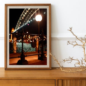 Hamnstad - Sydney Harbour Bridge fotografitryck - Väggkonst foto - Australien - Nattstad Bokeh lyktstolpe - Sydney Harbour souvenir