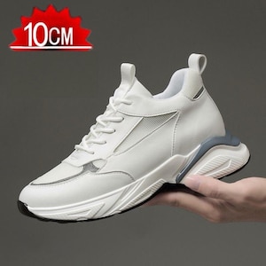 Könnte beinhalten: Weiße Sneaker mit Mesh-Einsatz und grauen Akzenten. Die Schuhe haben eine dicke Sohle und werden von einer Hand gehalten. Der Text "10cm" befindet sich im Bild.