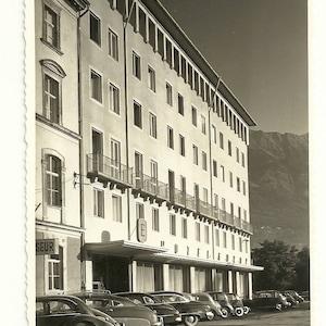 Vintage des années 40 Innsbruck Autriche Carte postale RPPC Vieilles voitures