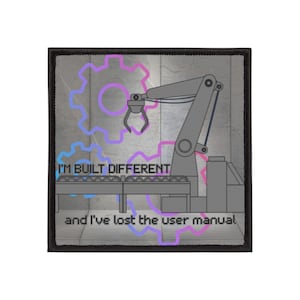 Op de afbeelding: Vierkante patch met een grijs industriële robotarm en transportband ontwerp. De tekst "I'M BUILT DIFFERENT" en "and I've lost the user manual" zijn op de patch gedrukt. Een tandwielafbeelding staat op de achtergrond, met blauwe en roze accenten.