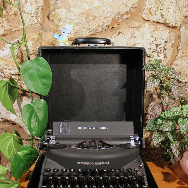 1940s Remington Rand Noiseless Model Seven Typewriter