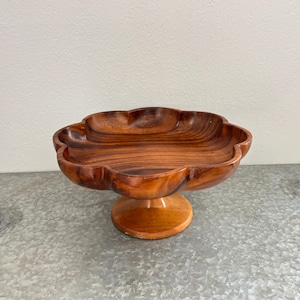 Pedestal de madera vintage Monkey Pod de dos tonos con borde festoneado para tartas, expositores y bandejas para servir.