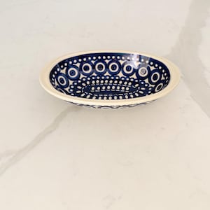 Plato ovalado polaco vintage hecho en Boleslawiec, Polonia. Cuenco de cerámica hecho a mano con ojo de pavo real (mal de ojo) - Azul y blanco estampado para servir.