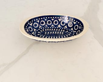 Plato ovalado polaco vintage hecho en Boleslawiec, Polonia. Cuenco de cerámica hecho a mano con ojo de pavo real (mal de ojo) - Azul y blanco estampado para servir.