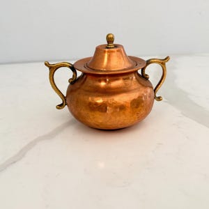 Azucarero vintage de cobre martillado con tapa - Recipiente - Asas y remate de latón de doble cara - Plato de cocina de mediados de siglo con tapa