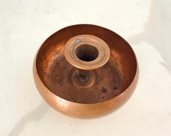 Portavelas de cobre vintage - Candelabro corto de mediados de siglo, cónico, de metal martillado, accesorio rústico para el hogar, pequeño artículo de metal