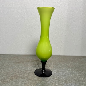 Art Glass Vase Vintage 1960s MCM Lime Green with Black Pedestal Base – Mid Century Modern Retro Home Decor Flower Collectible Handblown
