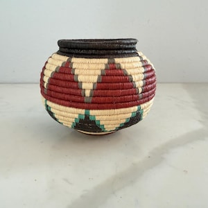 Cesta pequeña vintage Wounaan Embera Polychrom tejida a mano - Hojas de palma Chunga de la selva tropical del Darién en Panamá. Artículos para el hogar y decoración afrohemínica.