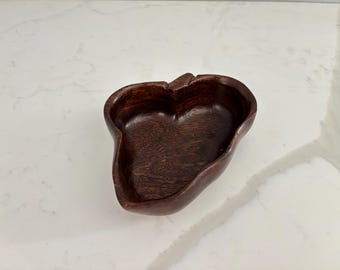Cuenco pequeño vintage de madera con forma de hoja (con estampado en la base) - Recipiente de madera hecho a mano