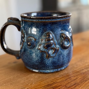 Vintage Gary Hart Signed Stoneware Mug Shells – Handmade Studio Pottery Coffee Tea Cup, Rustic Ceramic Art, Hand-Thrown Pottery, Drinkware