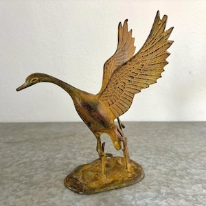 Vintage massive Messing Flugfigur - Flügel im Flug hoch - Patina Messing Ente / Gans auf Sockel - Wildtier Dekor - Mid-Century Vogelskulptur MCM