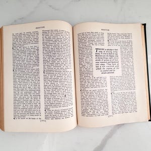 Puede incluir: Un libro abierto con el t&iacute;tulo "BEHAVIOR" en la parte superior de cada p&aacute;gina. Las p&aacute;ginas est&aacute;n llenas de texto peque&ntilde;o y negro. El libro tiene una encuadernaci&oacute;n negra y est&aacute; sobre una superficie blanca.