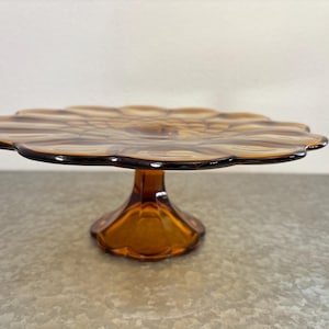 Assiette à gâteau vintage Amber Smith Glass Dominion nid d&#39;abeille - Plat de service à dessert moderne du milieu du siècle - Plat MCM vaisselle rétro de collection