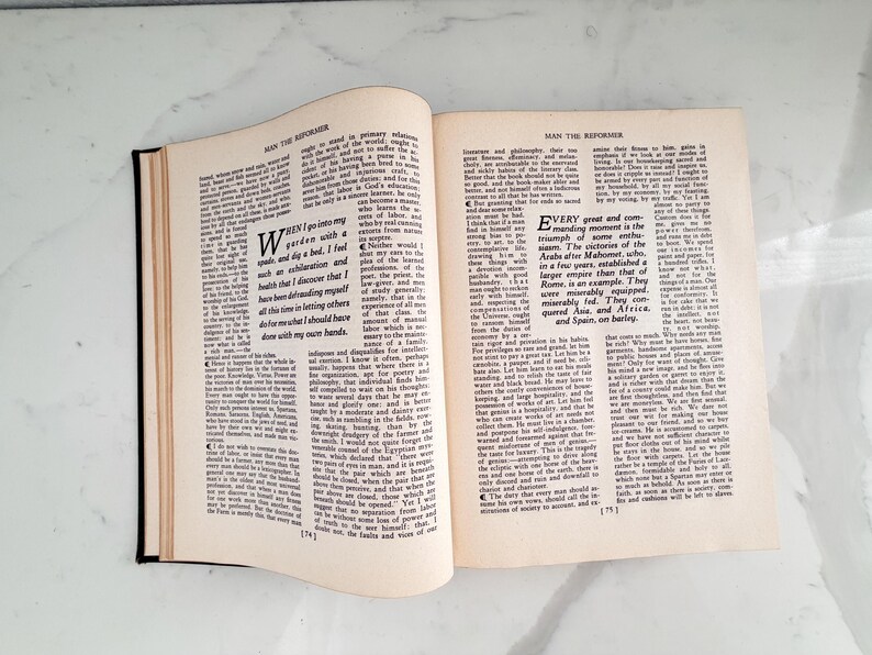 Puede incluir: Un libro abierto con encuadernaci&oacute;n negra, con texto en p&aacute;ginas crema envejecidas. El t&iacute;tulo "MAN THE REFORMER" es visible en la parte superior de las p&aacute;ginas. El texto est&aacute; en una fuente serif, y el libro est&aacute; abierto sobre una superficie blanca.