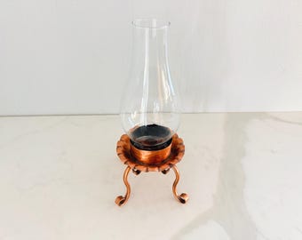 ヴィンテージ銅製キャンドルホルダー ガラス製ハリケーン型 - ミッドセンチュリー風テーパーキャンドル ハンマー仕上げの金属製ミニマリストホームウェアアクセント スクロールベース