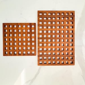 Juego de salvamanteles de madera de teca vintage con diseño de celosía - Juego de 2 bandejas de servir grandes y pequeñas de estilo escandinavo danés, hechas a mano en madera.