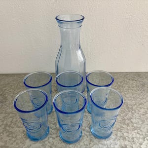 Vintage Pure Water Becher & Karaffe Set: 6 Gläser und 1 Krug aus blauem recyceltem Pressglas - Barware Umweltfreundliches, nachhaltiges Trinkgeschirr