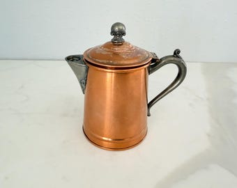 Mini jarra para crema de cobre y latón estilo vintage de Main Metalware Mfg. Co., Brooklyn, NY - Vajilla rústica de metal para cocina de estilo granja de mediados de siglo.