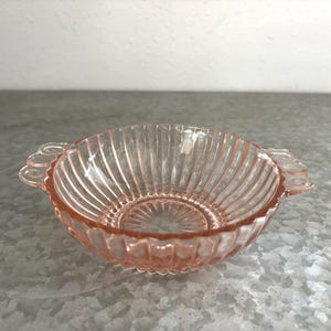 Vintage Pink Bowl Anchor Hocking Depression Glass – Collectible Handled Fruit Bowl, Vertical Ribbed Pattern, Elegant Glassware, Jewelry Dish