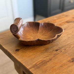 Raro cuenco de madera vintage tallado en madera de Monkey Pod rizada, plato para servir con borde festoneado - Cocina de mediados de siglo, difícil de encontrar, estampado en la base.