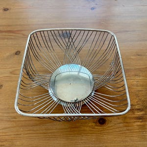 Vintage Wire Basket Silver-Plated – Square Mid Century Modern Bread or Fruit Bowl – RetroTable Centerpiece – Elegant Kitchen & Dining Decor