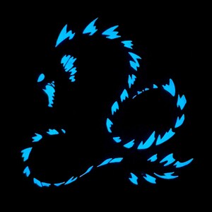 Puede incluir: Una ilustración gráfica de color azul neón brillante que muestra la silueta estilizada de un dragón sobre un fondo negro sólido. El diseño presenta bordes afilados y dentados que forman el cuerpo, la columna y la cola de la criatura.
