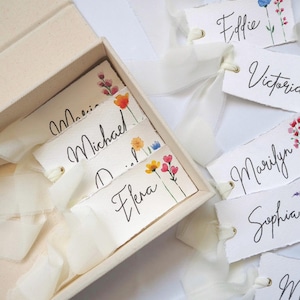 Aquarel handgeschilderde plaatskaarten, gepersonaliseerde plaatskaarten, elegant, grillig, trouwbedankjes, aandenken, plaatskaarten bruiloft, tablescape