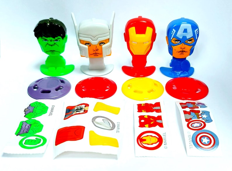 Puede incluir: Colecci&oacute;n de juguetes de personajes de superh&eacute;roes de Marvel, incluyendo Hulk, Thor, Iron Man y Capit&aacute;n Am&eacute;rica. Cada figura tiene un esquema de color y dise&ntilde;o &uacute;nicos, con bases y hojas de pegatinas a juego.