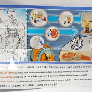 Puede incluir: Una hoja de instrucciones de Marvel para una figura de Thor. La hoja presenta una ilustraci&oacute;n de Thor, instrucciones de montaje y una peque&ntilde;a figura ensamblada. El fondo es blanco con detalles azules.