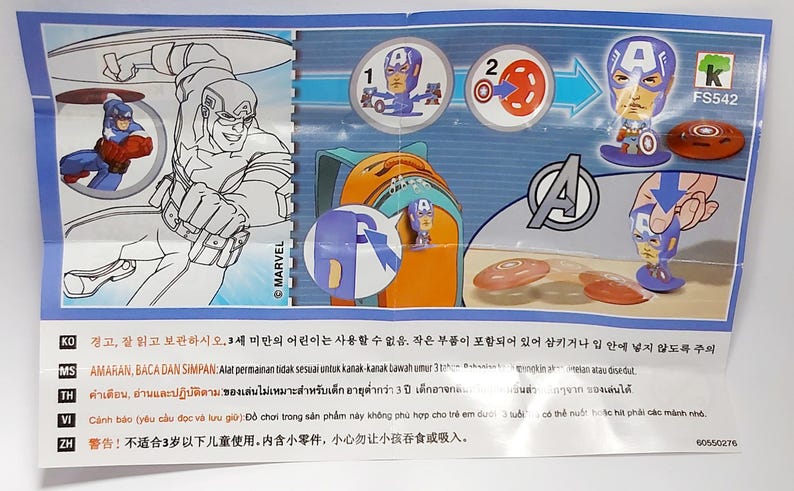 Puede incluir: Un papel doblado con el Capit&aacute;n Am&eacute;rica y el logotipo de los Vengadores. El papel incluye ilustraciones de figuras del Capit&aacute;n Am&eacute;rica, una mochila e instrucciones. El texto incluye advertencias en varios idiomas.