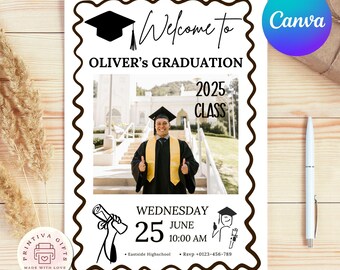 Könnte beinhalten: Abschlussankündigung mit einem Foto eines Absolventen in Robe und Hut. Die Einladung enthält den Text "Willkommen zu Olivers Abschluss 2025 Klasse" und Veranstaltungsdetails. Das Design hat einen dekorativen Rahmen und ein Canva-Logo.