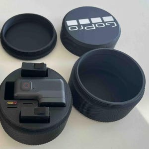 Puede incluir: Un juego de tres tazas de cerámica con un acabado moteado y mate. Las tazas son de color crema, marrón claro y marrón oscuro. Cada taza tiene un diseño simple y minimalista y un asa redondeada.