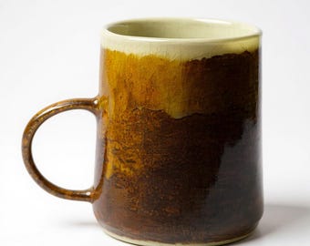 Handgemachte 70s Bernsteinfarbene Lavaglasur-Tasse - Retro-Steinzeug-Kaffeetasse