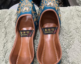 Handcrafted Pakistani Jutti – Traditional Embroidered Leather Flats
