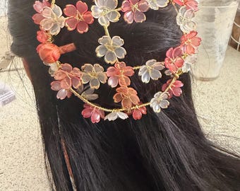 Elegancki kwiatowy kok do włosów – czerwono-biały kwiat, złoty drut, Juda Accessory