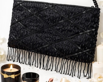 Clutch Midnight Noir con flecos y cuentas: un bolso de noche negro con un toque llamativo