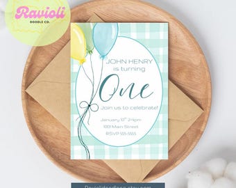 Könnte beinhalten: Eine Geburtstagseinladung mit hellblauem und weißem Vichy-Muster, mit einem Design aus gelben und blauen Luftballons. Der Text lautet "John Henry wird eins" und enthält Veranstaltungsdetails. Die Einladung liegt auf einem Holztablett mit einem braunen Umschlag.