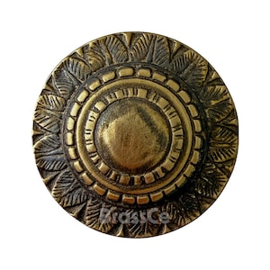 Può includere: Una tazza di ceramica bianca con manico nero e la scritta "But First, Coffee" in grassetto nero. La tazza è posta su uno sfondo sfocato. La tazza misura circa 10 cm di altezza.
