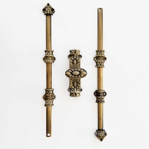 Op de afbeelding: Een set van drie keramische mokken met een gespikkelde, matte afwerking. De mokken zijn in crème, lichtgrijs en donkergrijs. Elke mok heeft een eenvoudig, minimalistisch ontwerp en een afgeronde handgreep. Voor koffie of thee.