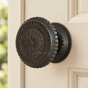 Puxador de porta, latão maciço, óxido preto, desenho floral em forma de raio de sol, ferragem fixa de pressão