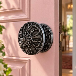Tirador de puerta floral de latón macizo con óxido negro