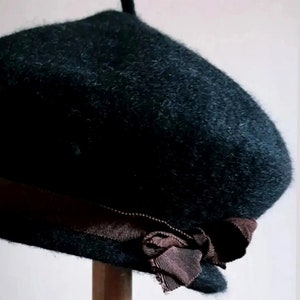 Black beret with wide grosgrain